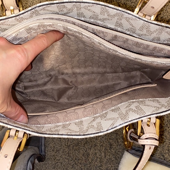 Michael Kors tote purse, MK design - Picture 9 of 9